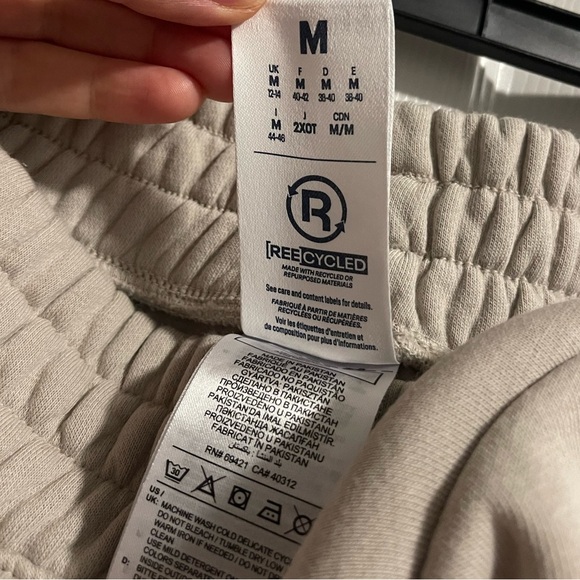 Reebok sweatpants and hoodie in oatmeal - Picture 15 of 15